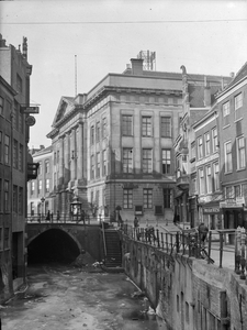 129769 Gezicht op het Stadhuis (Stadhuisbrug) te Utrecht, vanaf de Kalisbrug, met rechts enkele huizen aan de Vismarkt.